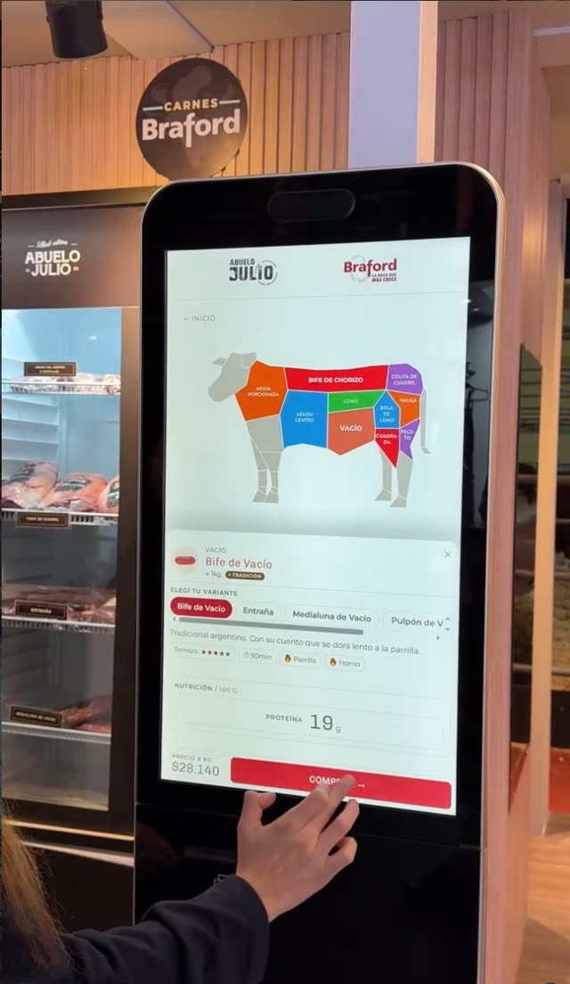 Pantalla del tótem con el mapa de cortes y la ficha del bife de vacío, en el stand de Carnes Braford
