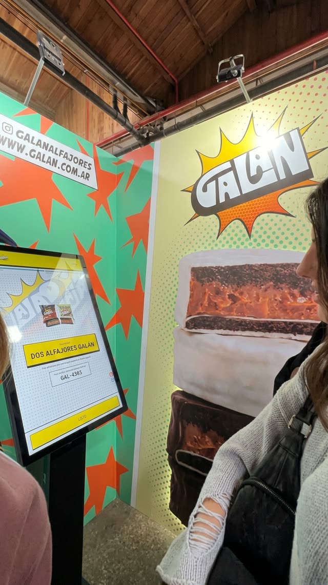 Pantalla del tótem de Galán mostrando el voucher de dos alfajores con su código de retiro